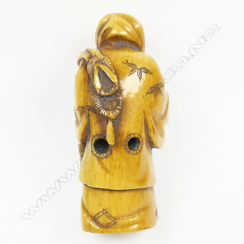Ivory netsuke of an elderly woman, Image 1++