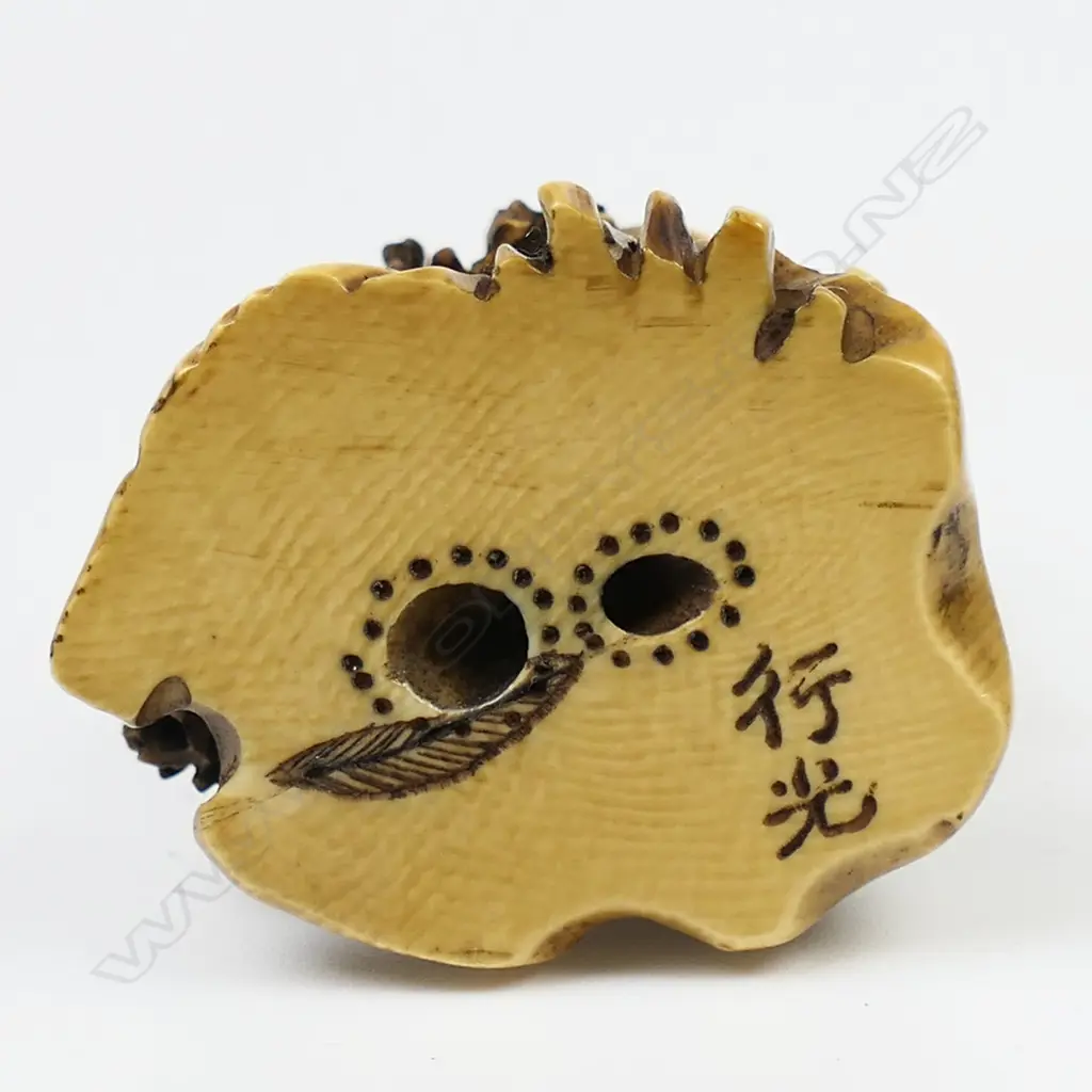 Ivory netsuke of a mountainous village scene, Image 1++