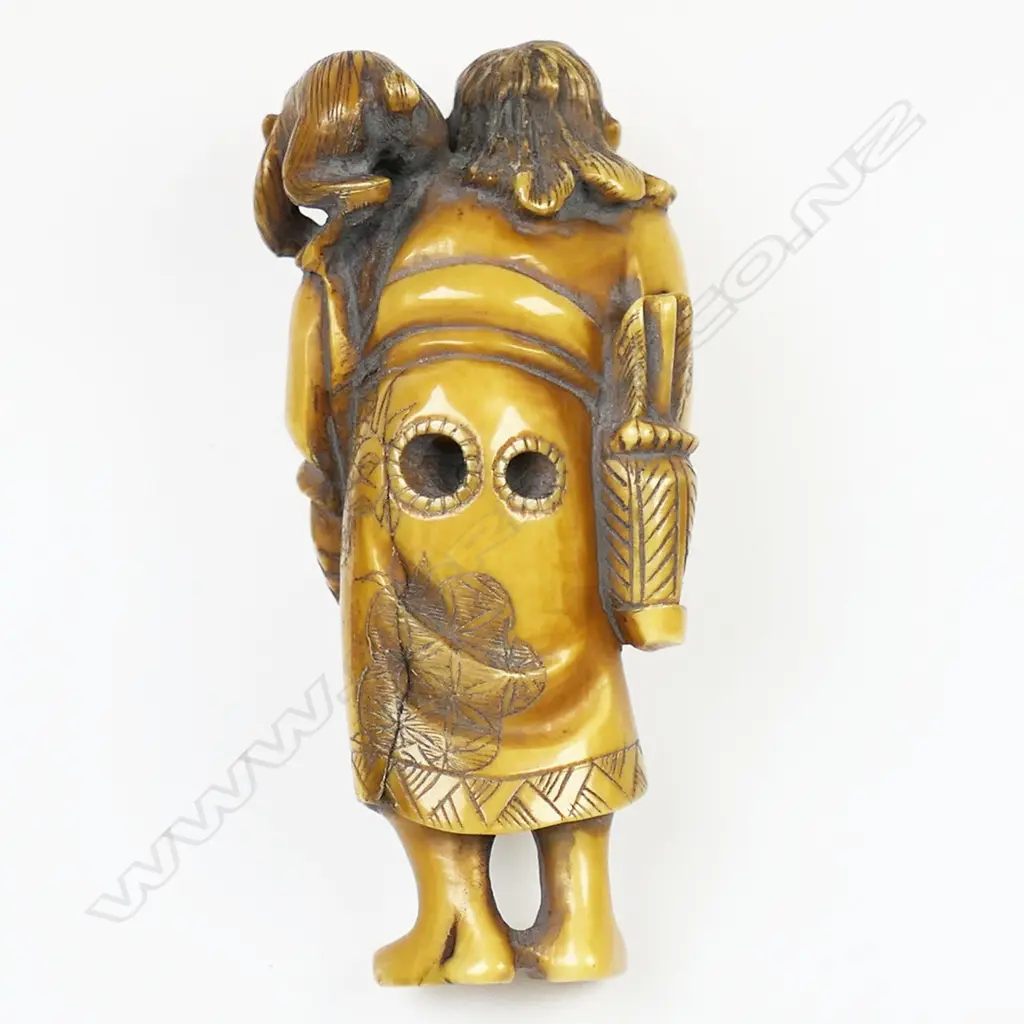 Ivory netsuke of a man with monkey, Image 1++