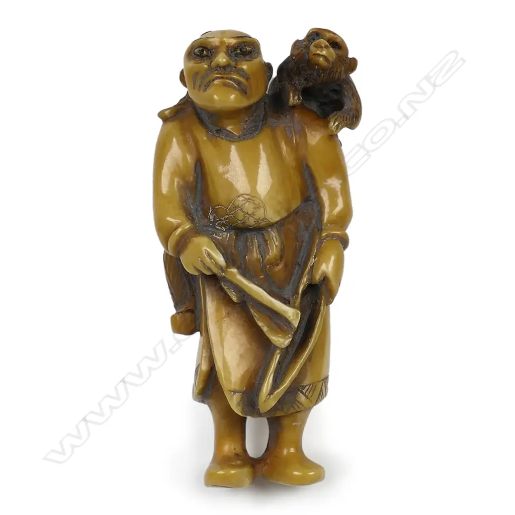 Ivory netsuke of a man with monkey, Image 1++