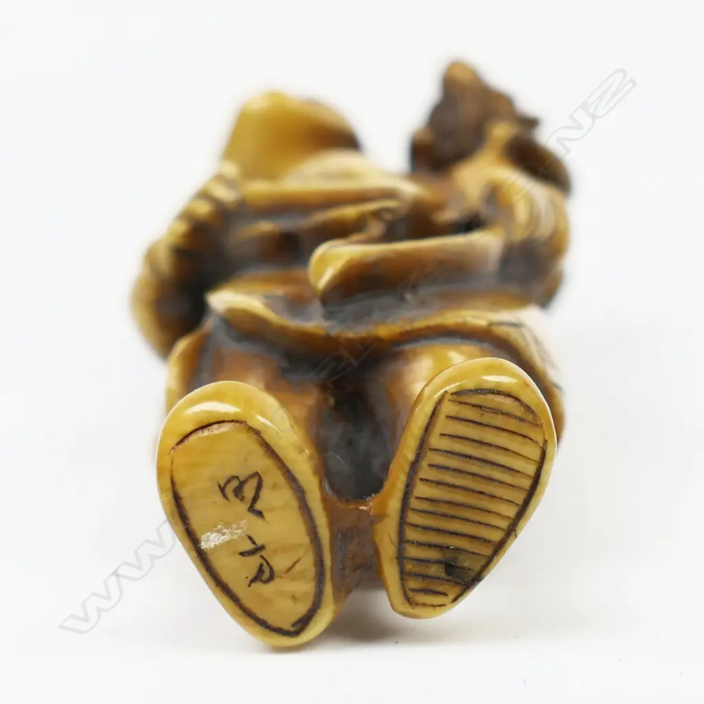 Ivory netsuke of a man with monkey, Image 1++