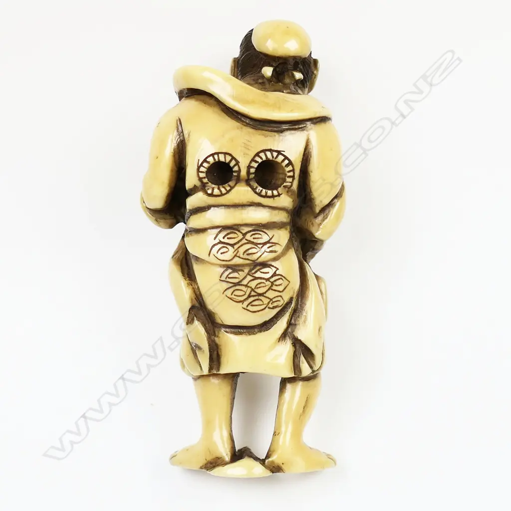 Ivory netsuke of a smoker, Image 1++