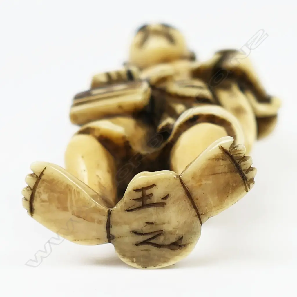 Ivory netsuke of a smoker, Image 1++