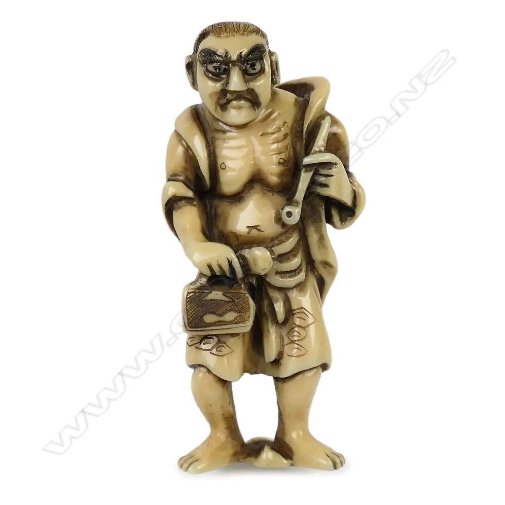 Ivory netsuke of a smoker, Image 1++