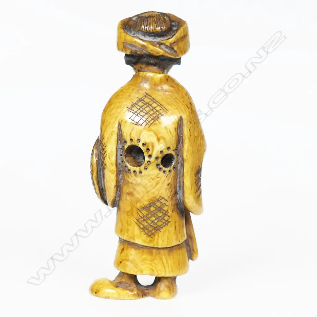 An ivory netsuke study of a woman, Image 1++