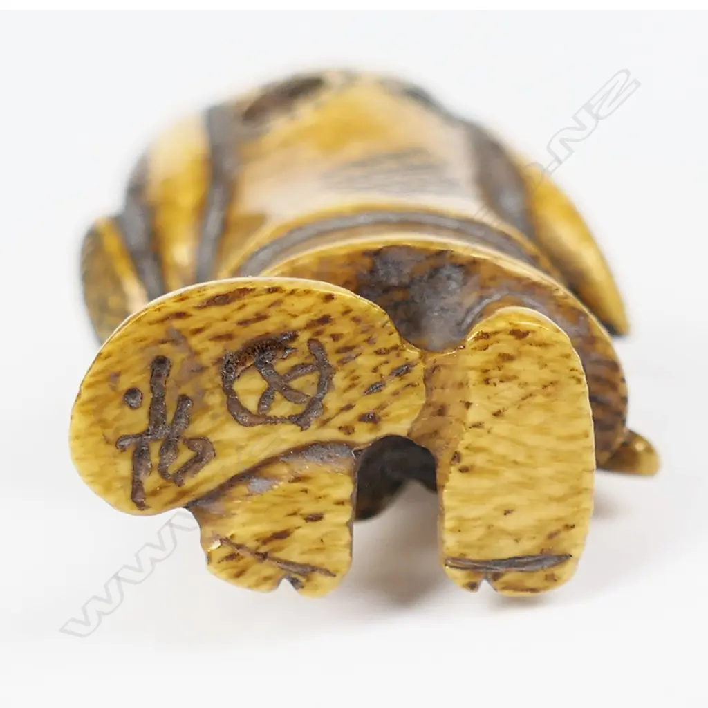 An ivory netsuke study of a woman, Image 1++