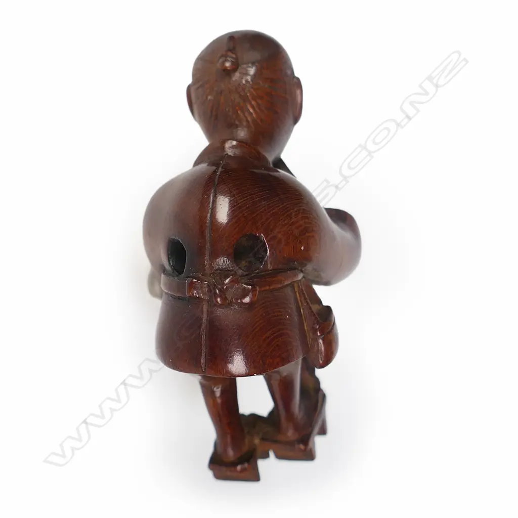 An old carved boxwood netsuke study of an old man, Image 1++