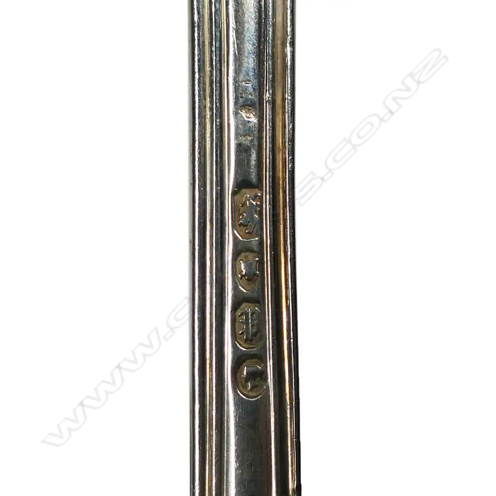 A set of six Victorian silver dessert spoons, Image 1++