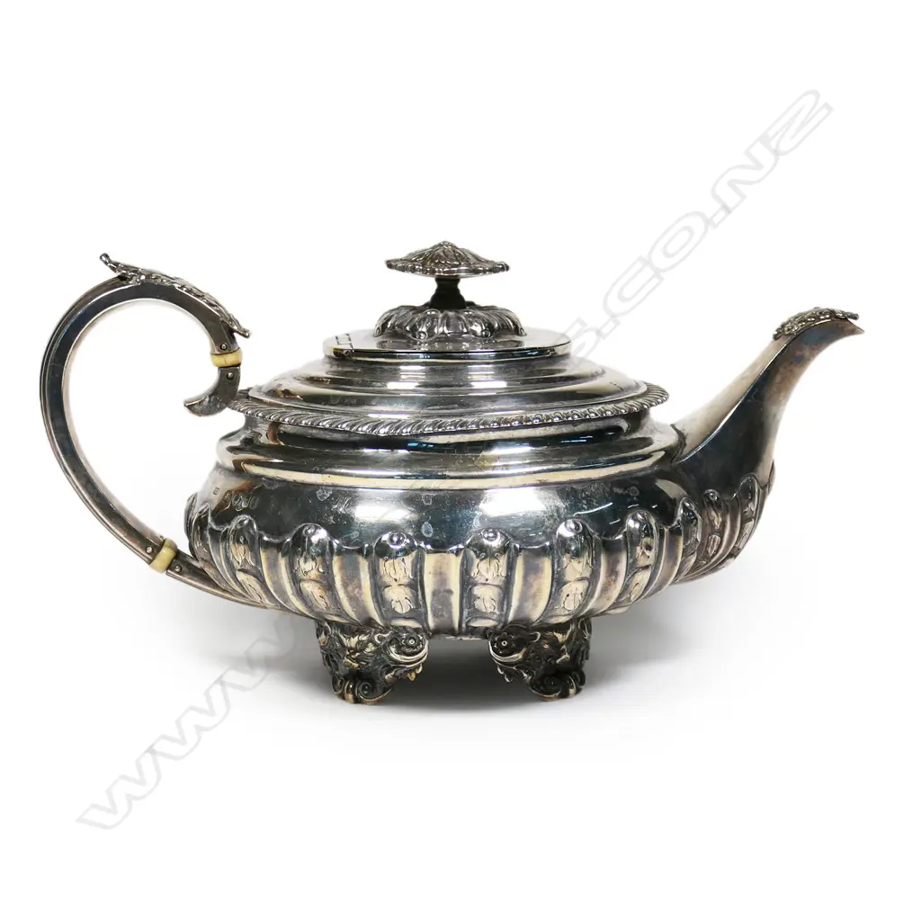 A late George IV silver teapot, Image 1++