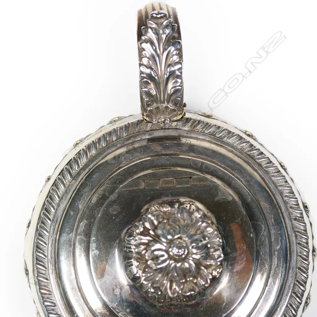 A late George IV silver teapot, Image 1++