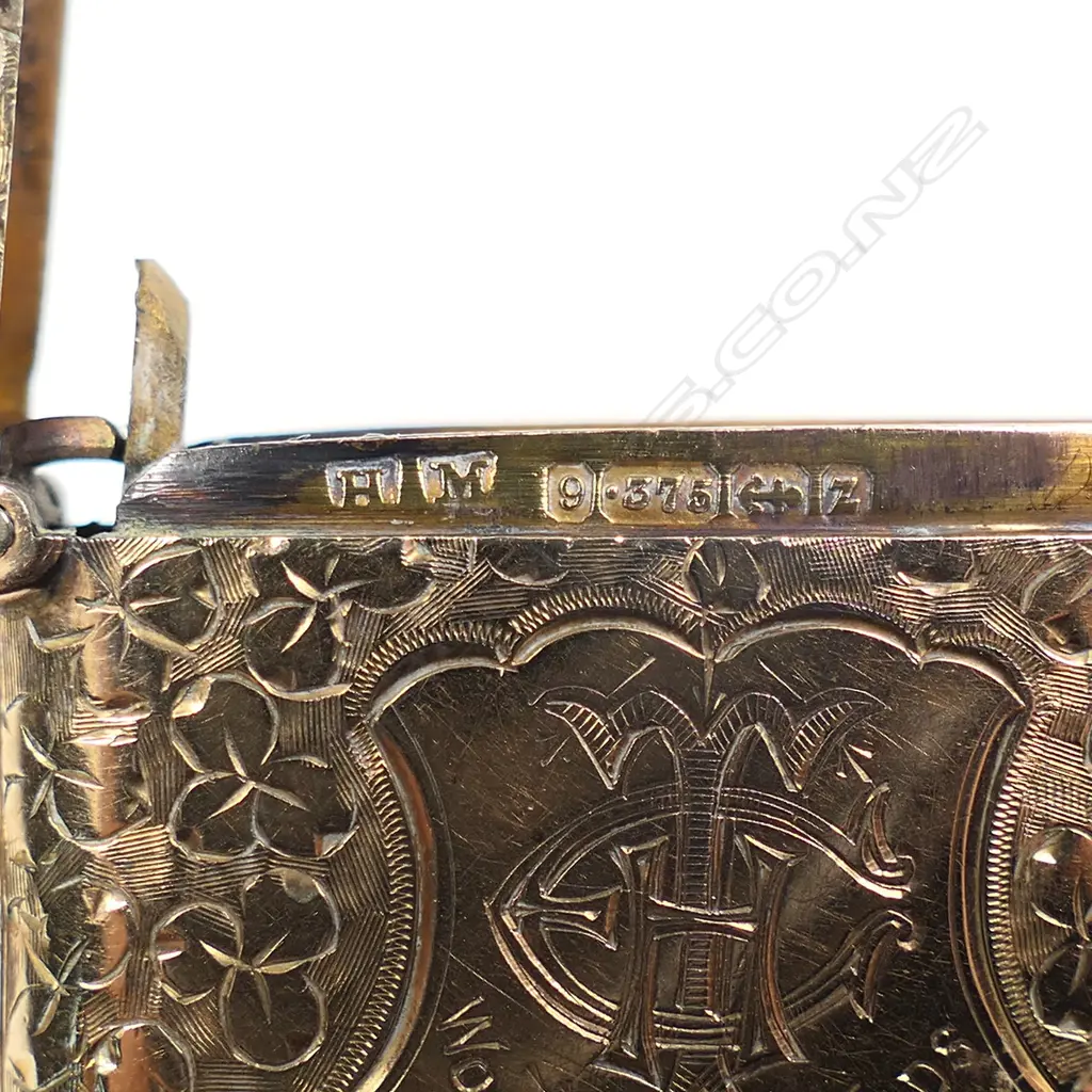 A late Victorian 9ct rose gold engraved vesta, Image 1++