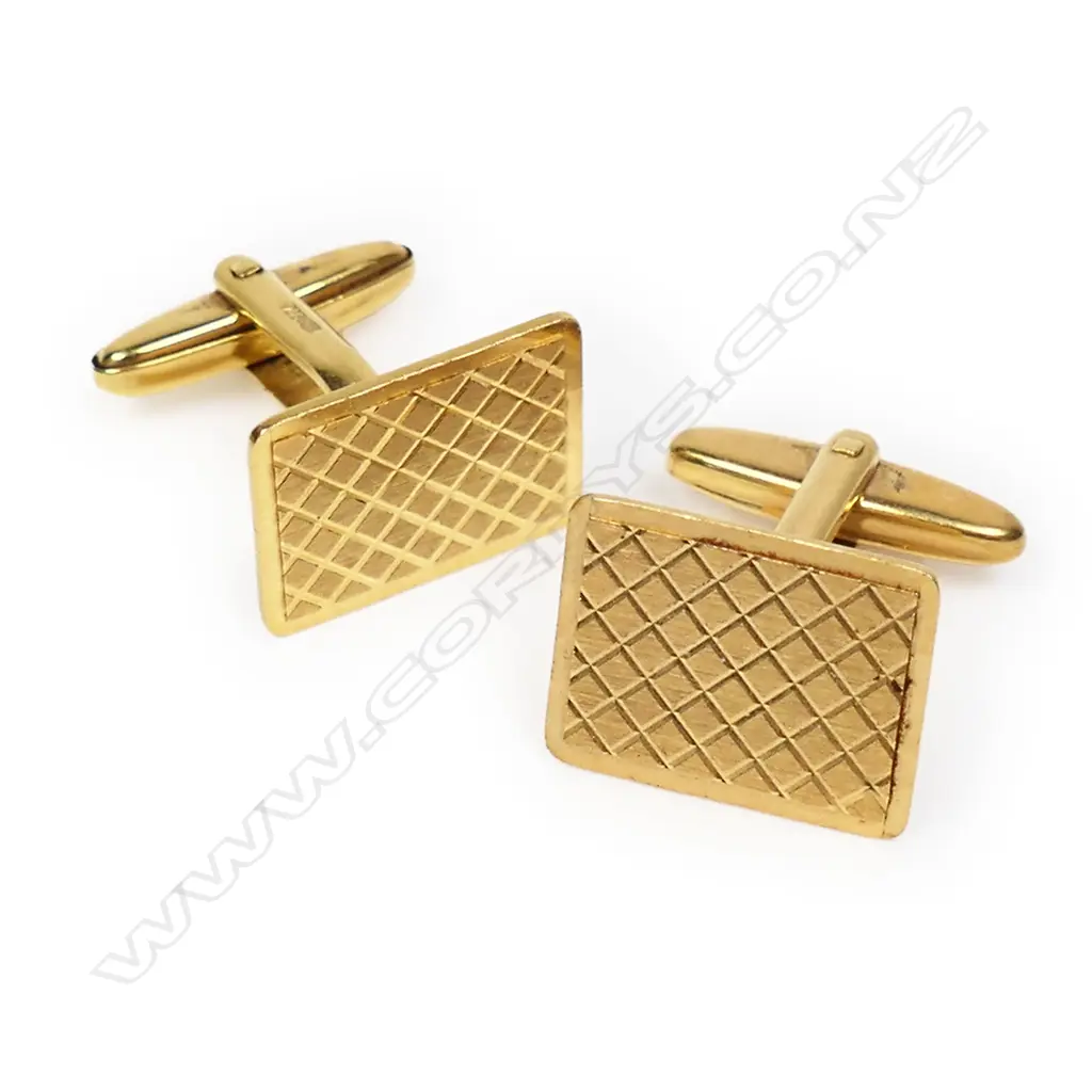 A pair of 18ct yellow gold cufflinks, Image 1++
