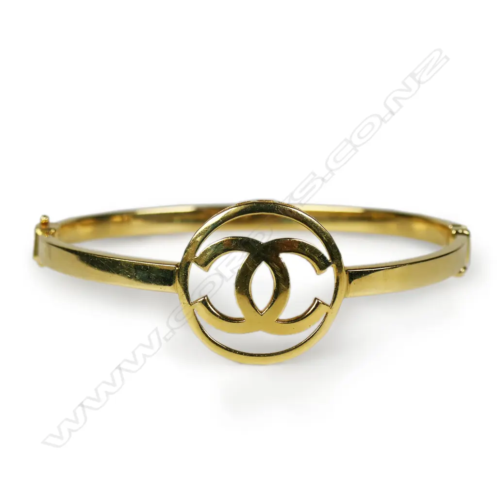An 18ct yellow gold Chanel hinged bangle, Image 1++