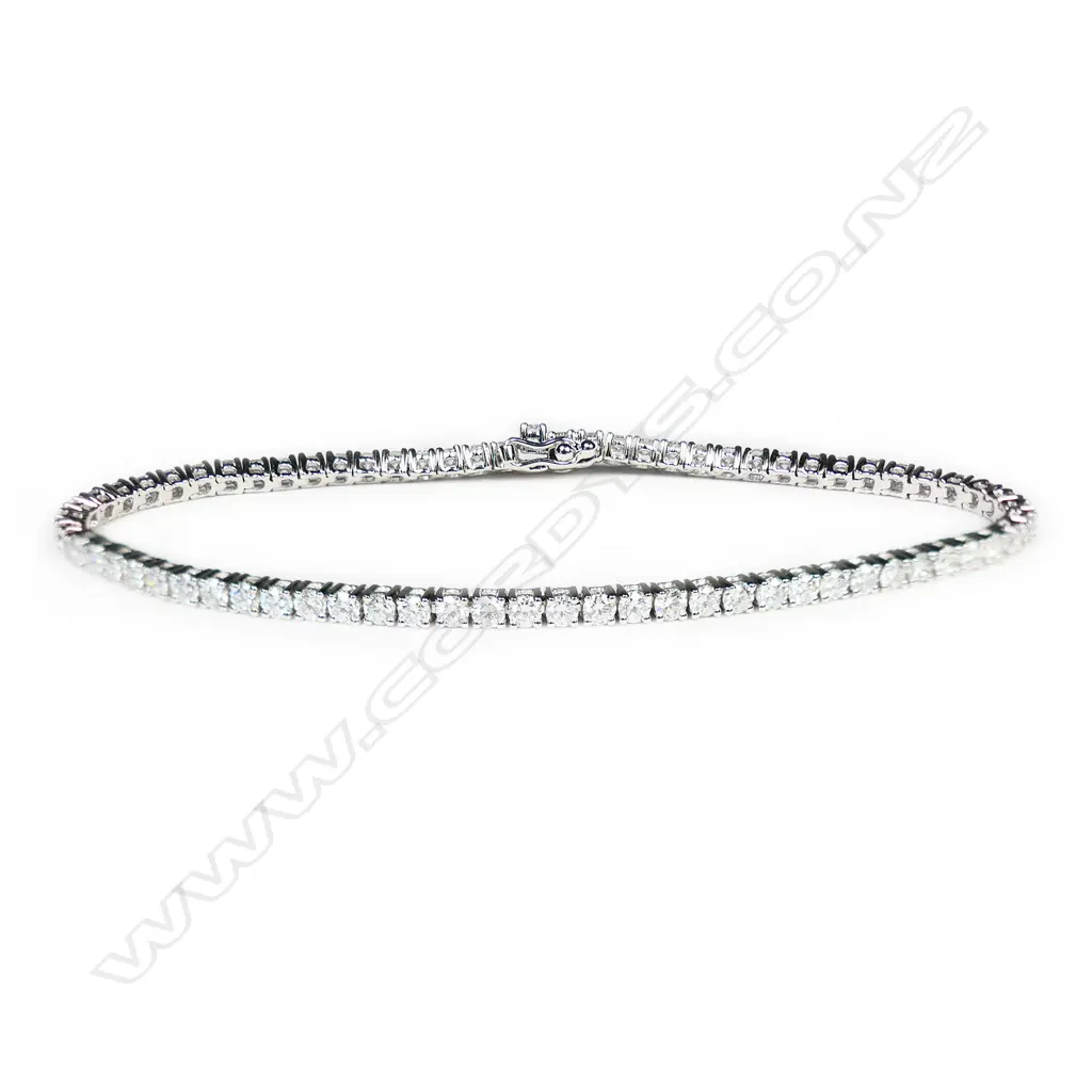 An 18ct white gold and diamond tennis bracelet, Image 1++