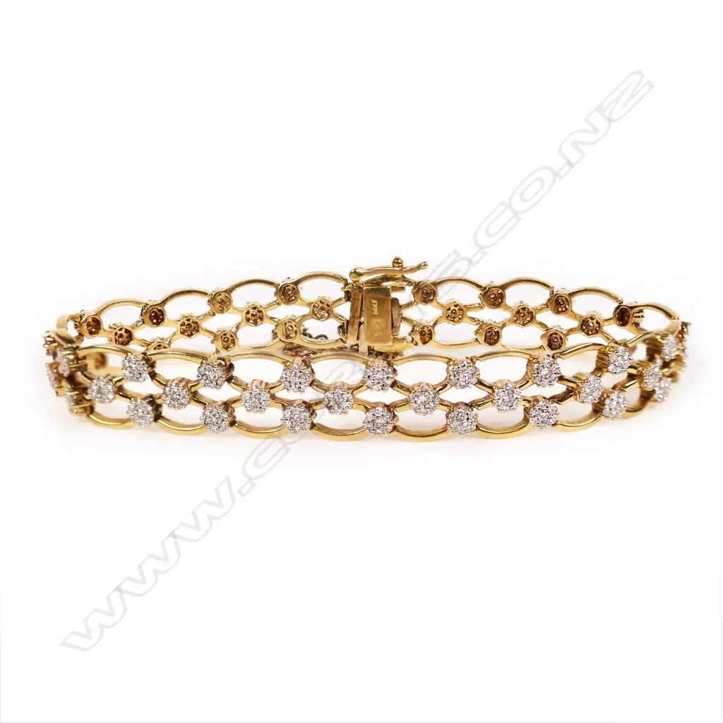An 18ct gold and diamond bracelet, Image 1++