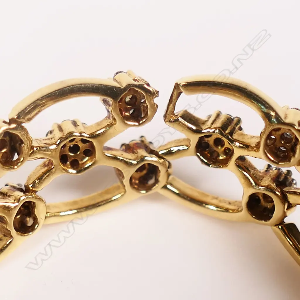 An 18ct gold and diamond bracelet, Image 1++