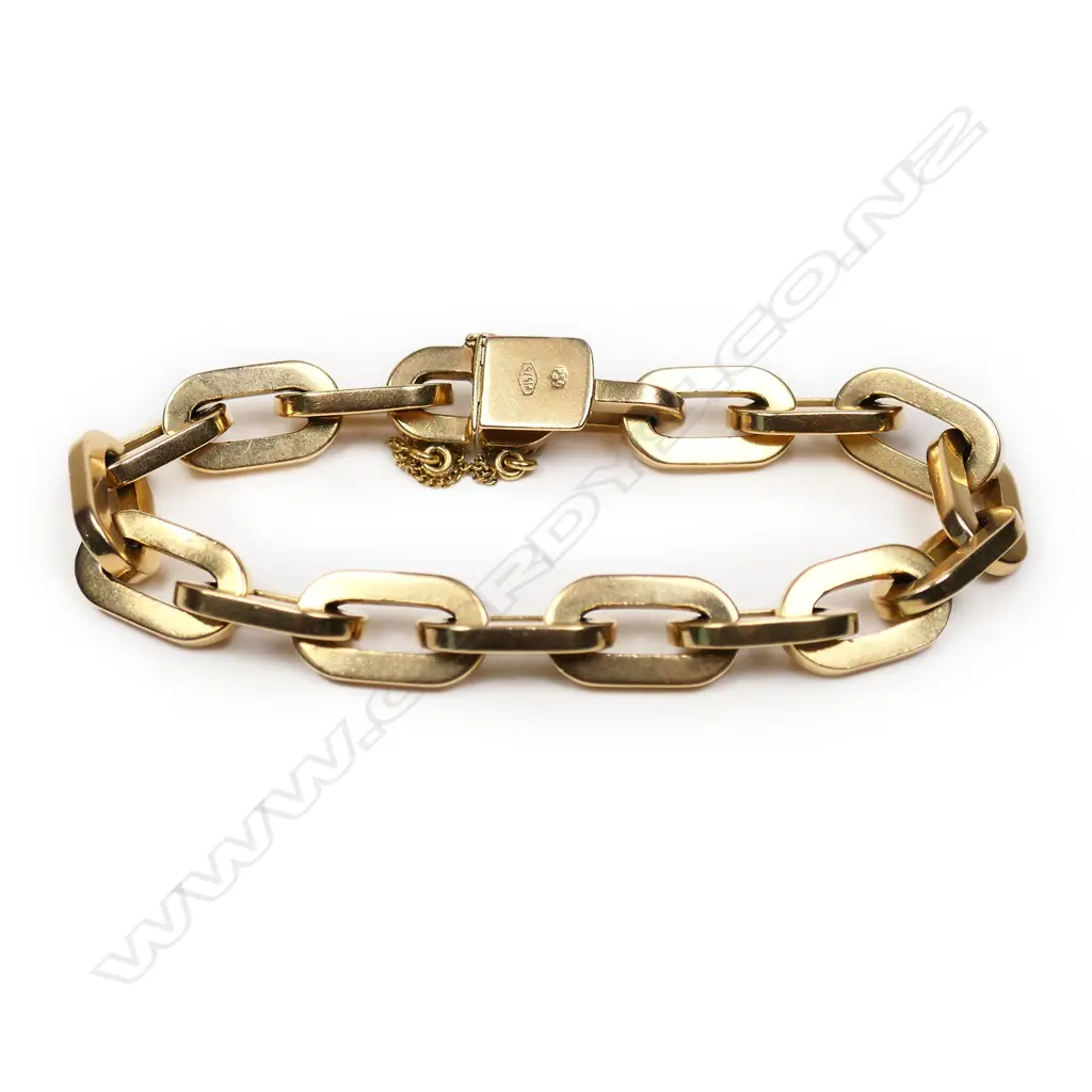 An 18ct rose gold substantial bracelet, Image 1++