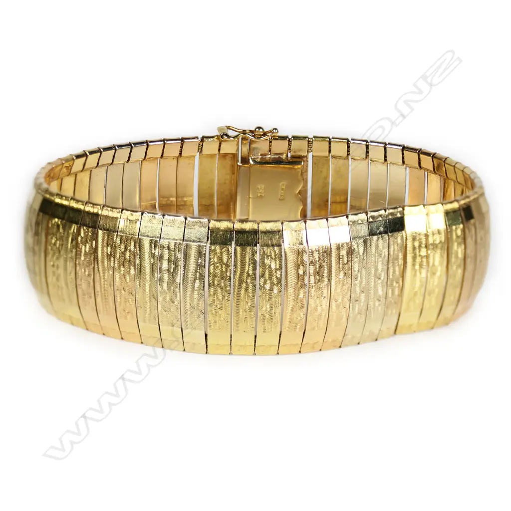 A modern design 18ct gold bracelet, Image 1++