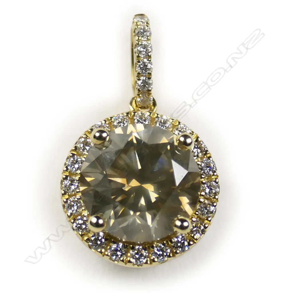 An 18ct yellow gold and diamond pendant, Image 1++
