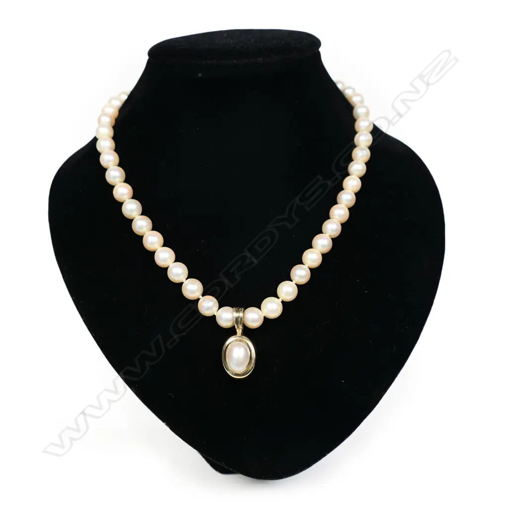 A quality single strand of cultured pearls, Image 1++