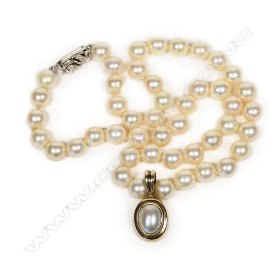 A quality single strand of cultured pearls,