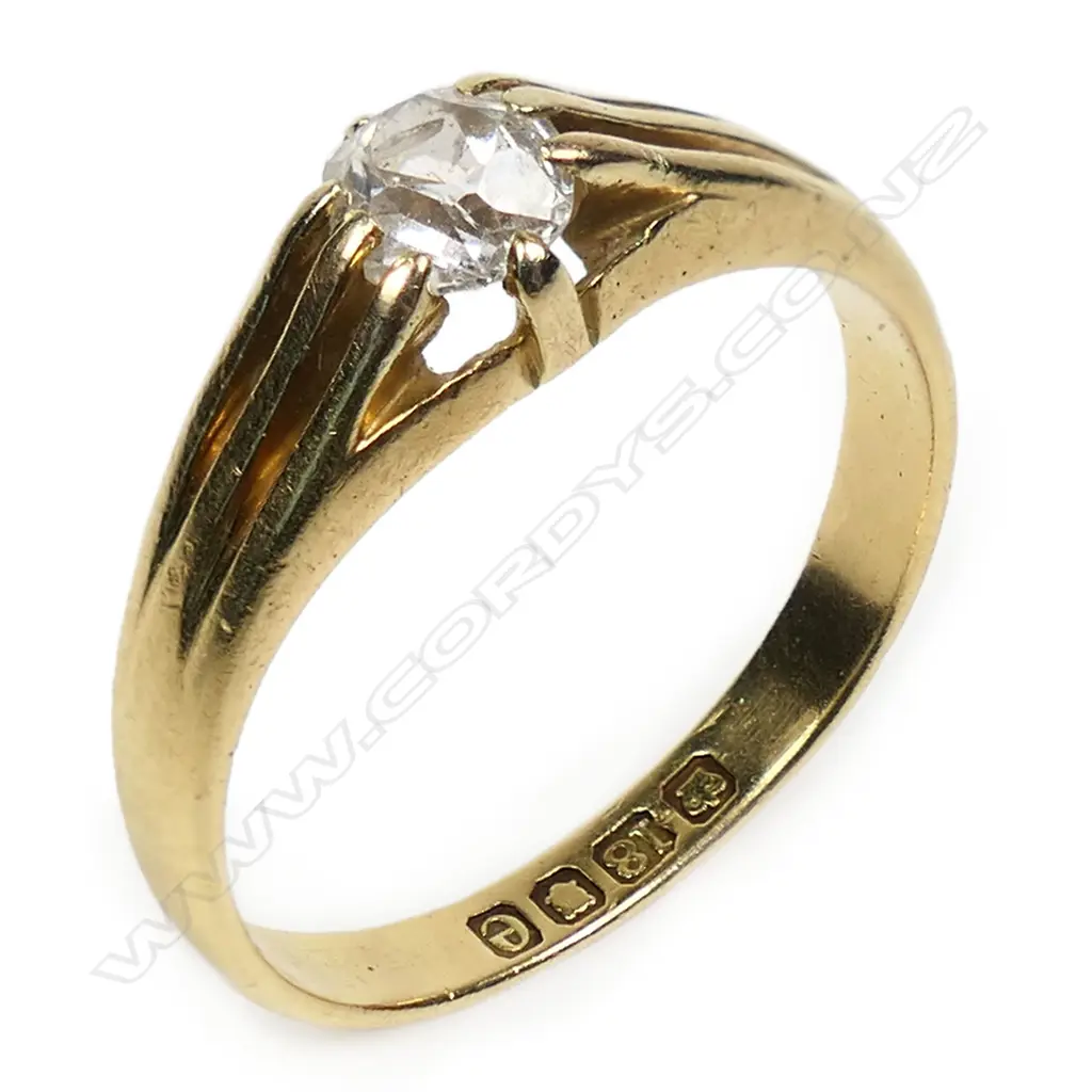 An 18ct yellow gold and diamond solitaire diamond ring, Image 1++