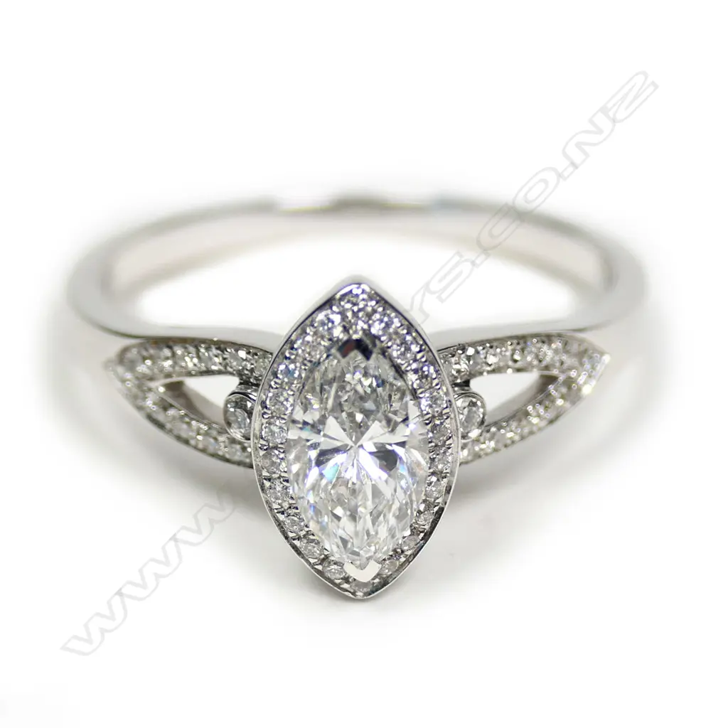 An 18ct white gold marquise diamond ring, Image 1++