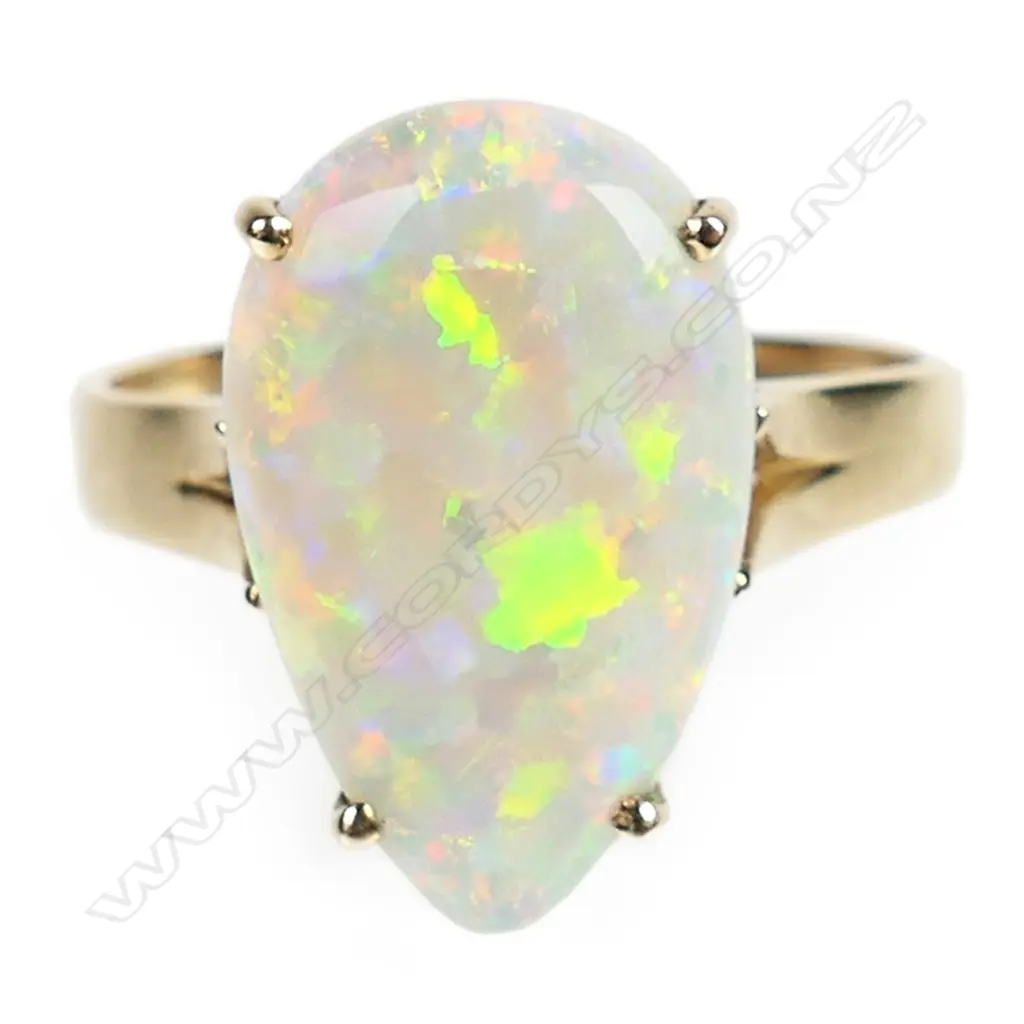 A 9ct gold and opal ring, Image 1++