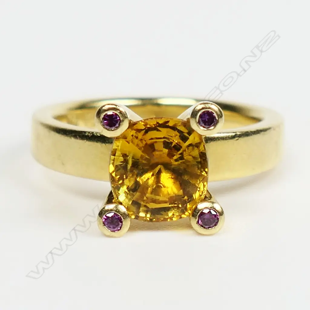 An 18ct gold yellow sapphire and diamond ring, Image 1++
