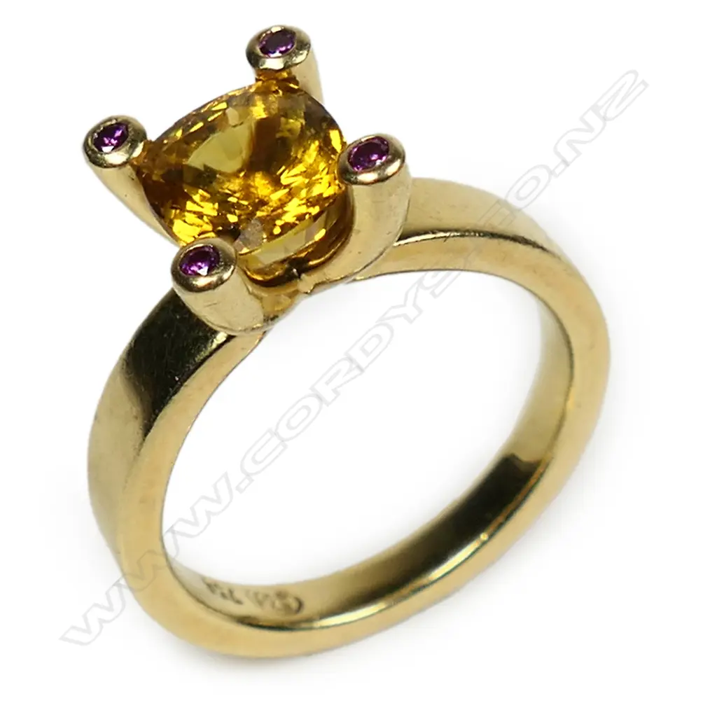 An 18ct gold yellow sapphire and diamond ring, Image 1++