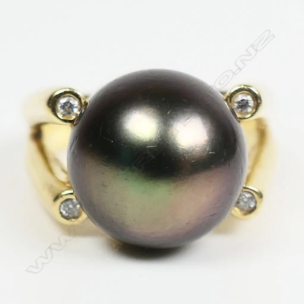 An 18ct gold Tahitian pearl and diamond ring, Image 1++