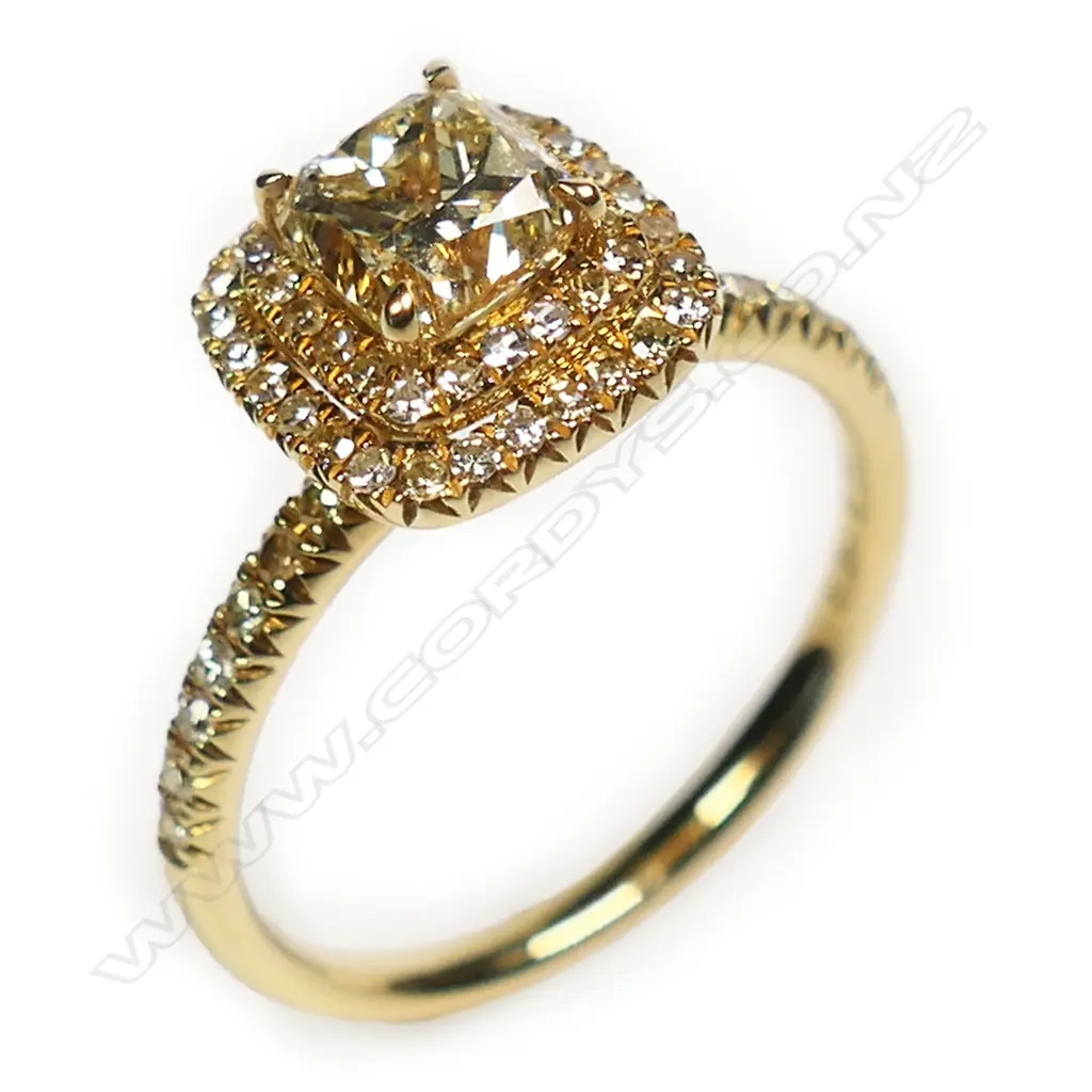An 18ct yellow gold diamond ring, Image 1++