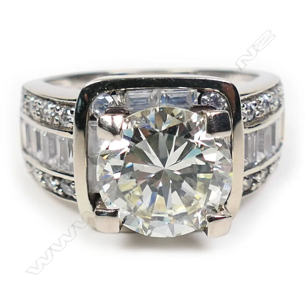 A large and impressive 3.33ct diamond solitaire 14ct gold ring, Image 1++