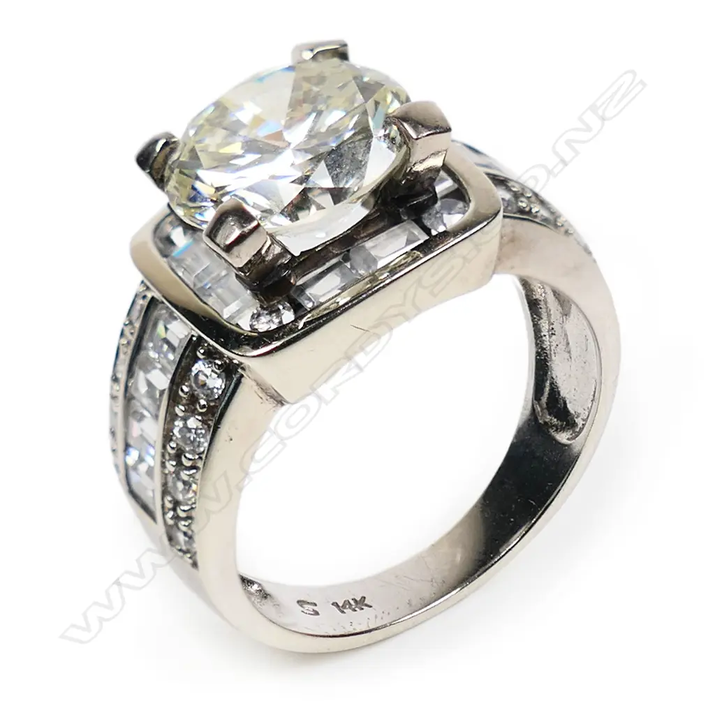 A large and impressive 3.33ct diamond solitaire 14ct gold ring, Image 1++