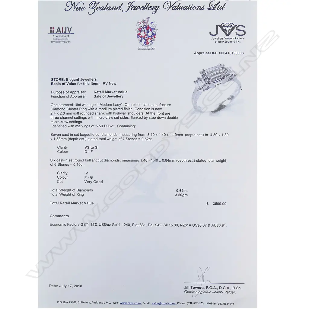 An 18ct white gold diamond cluster ring, Image 1++