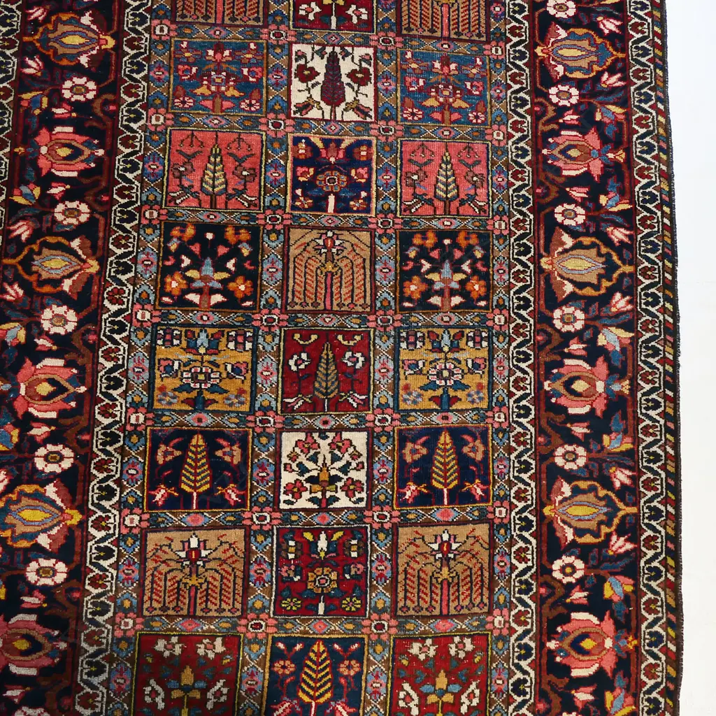 A semi antique Persian bakhtiari all wool rug, Image 1++