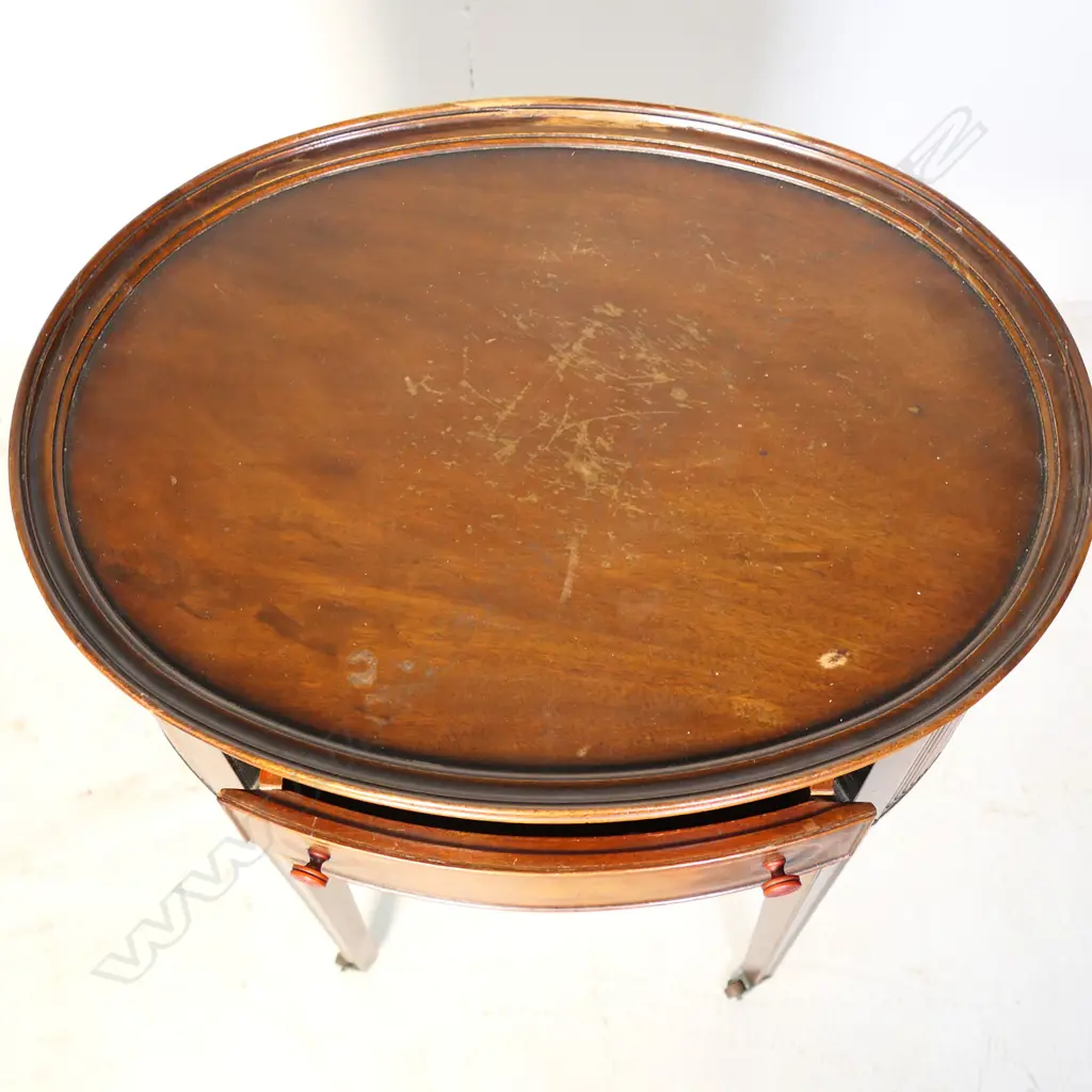 A mahogany Georgian style bedside table, Image 1++