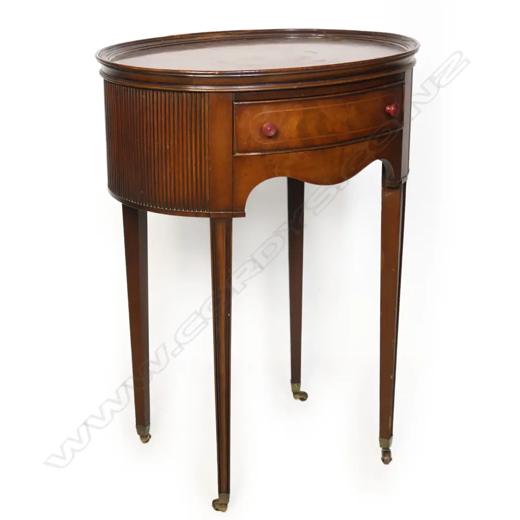 A mahogany Georgian style bedside table, Image 1++