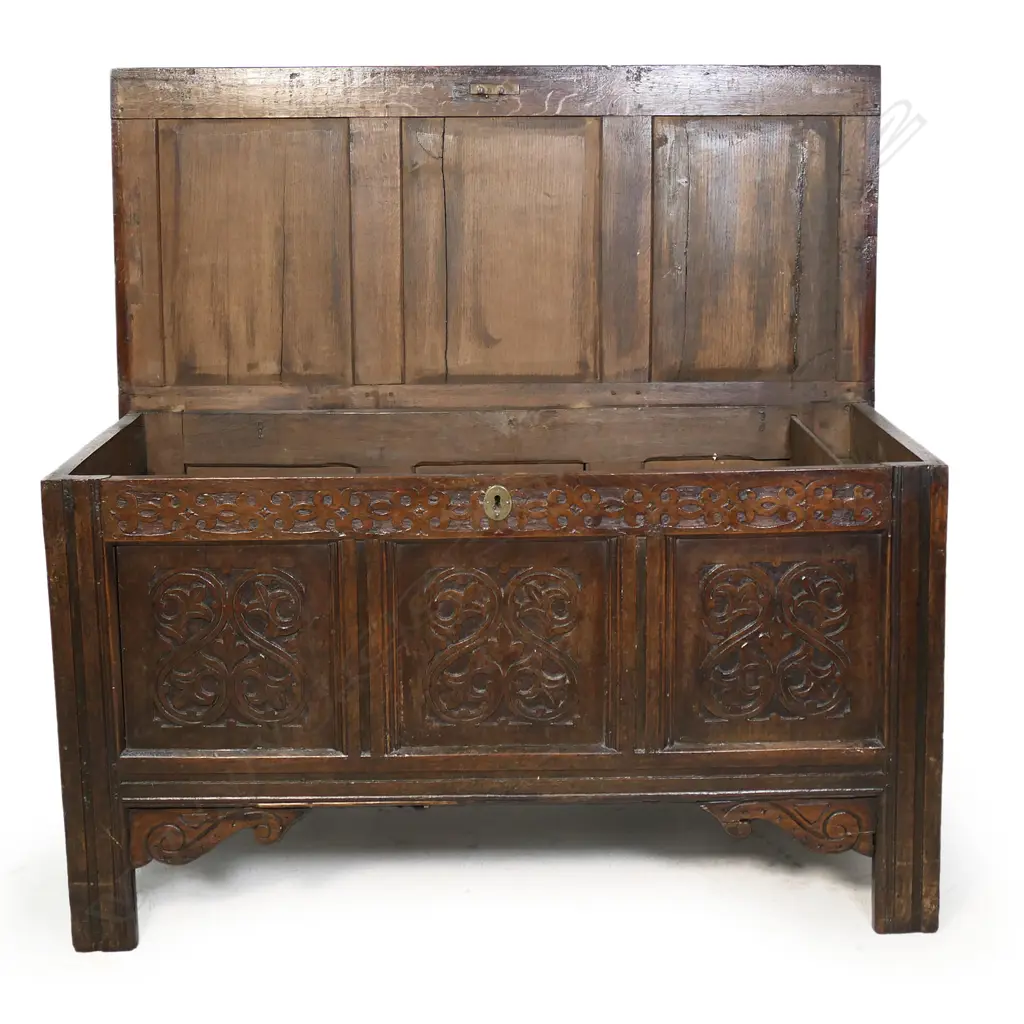 A 19thC oak coffer, Image 1++