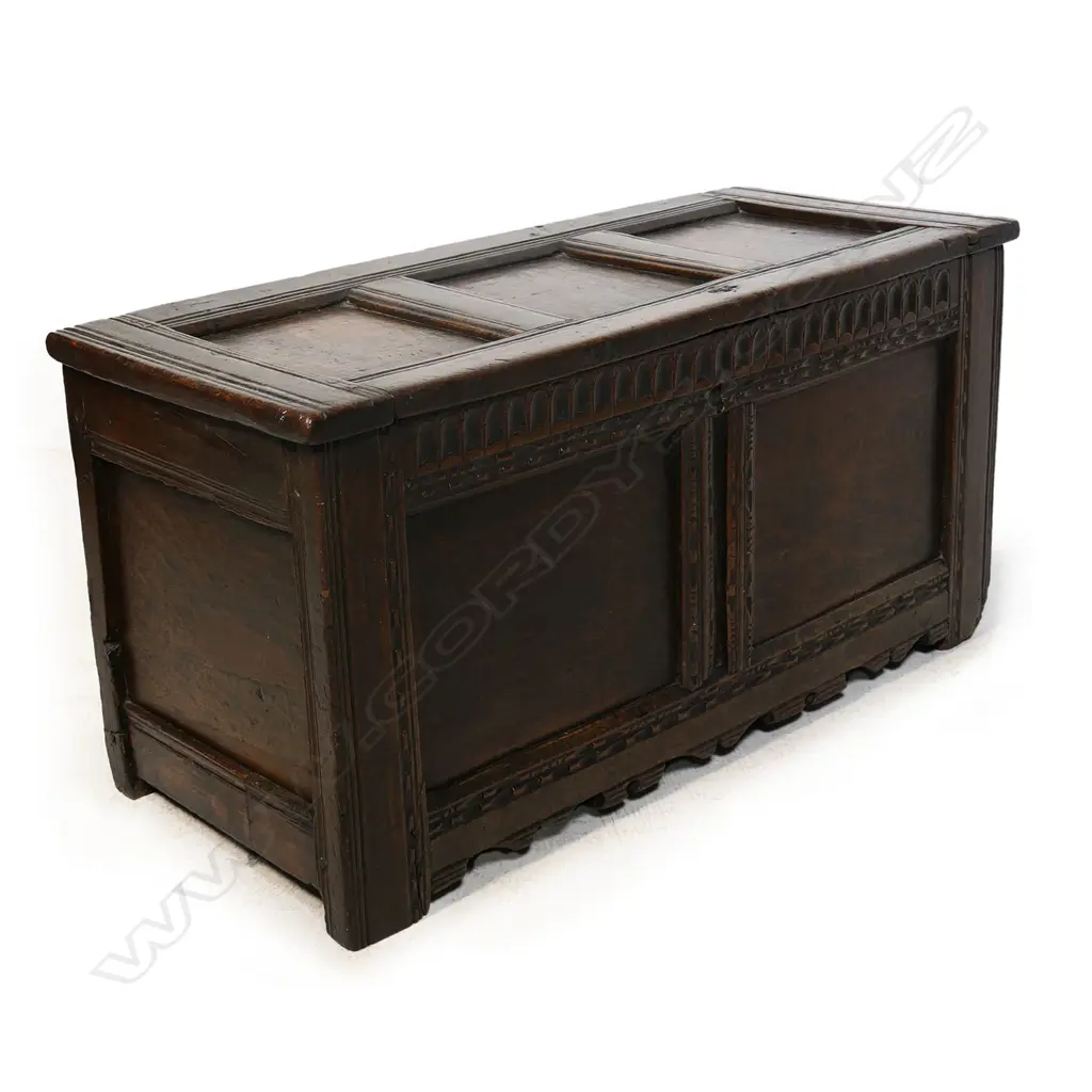 A 17thC oak coffer, Image 1++