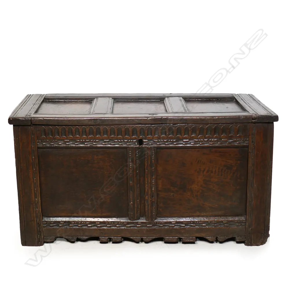 A 17thC oak coffer, Image 1++