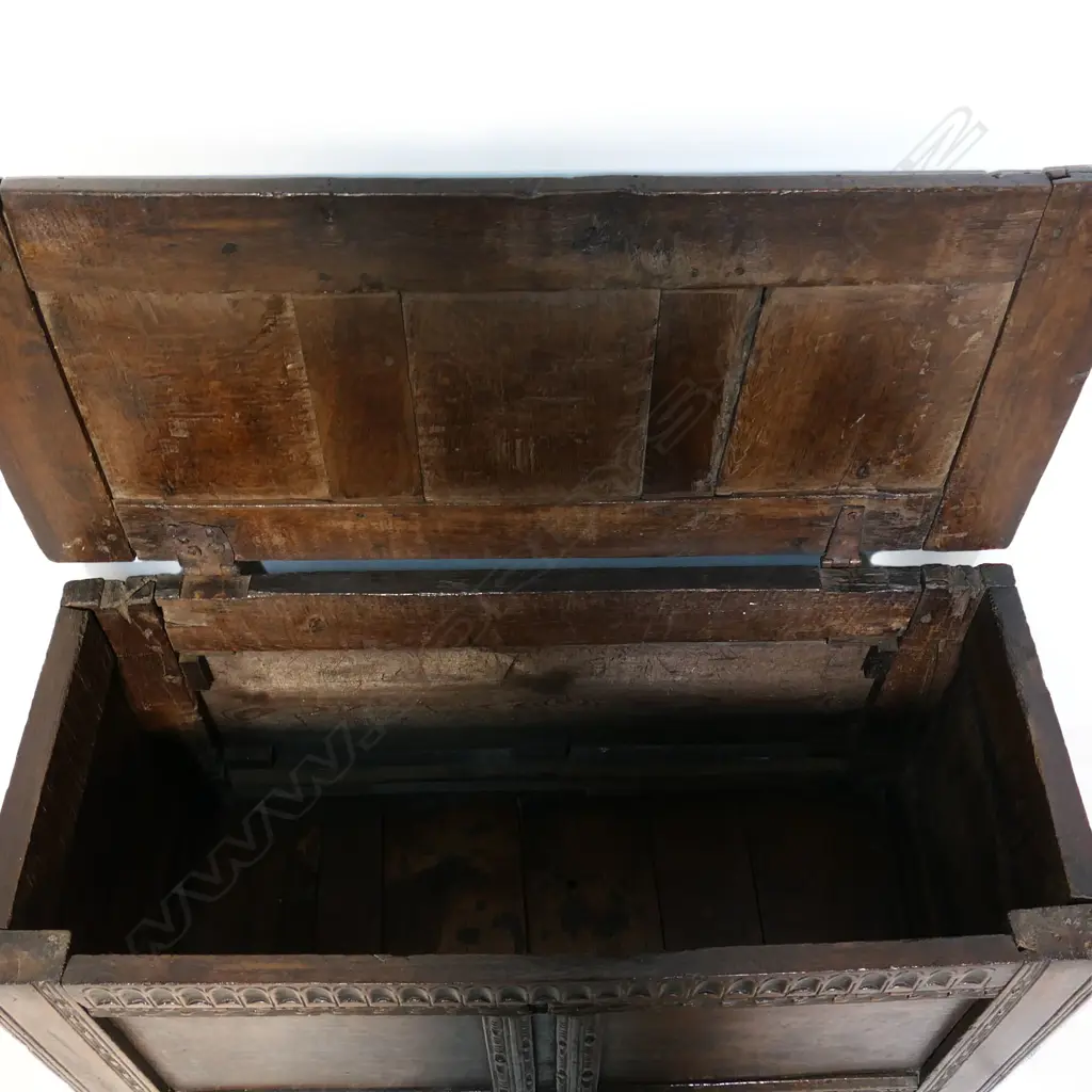 A 17thC oak coffer, Image 1++