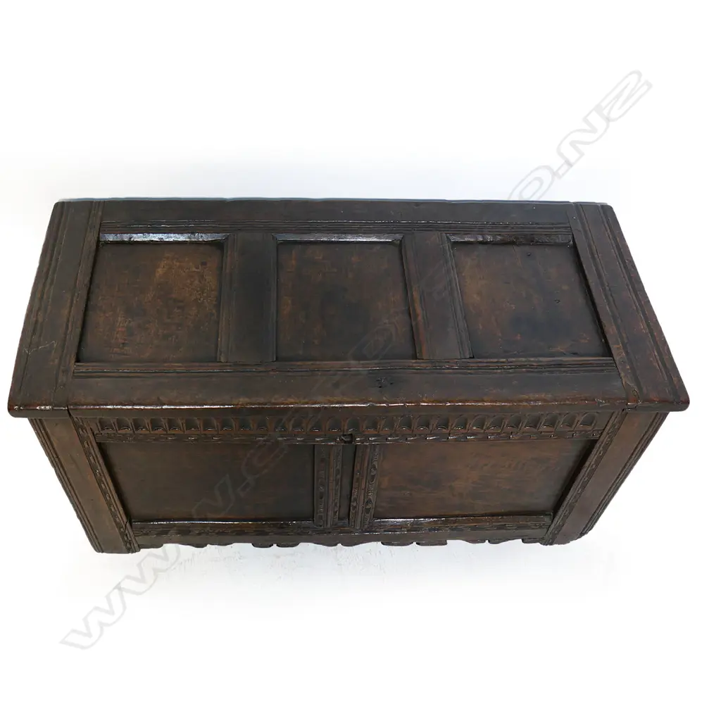 A 17thC oak coffer, Image 1++