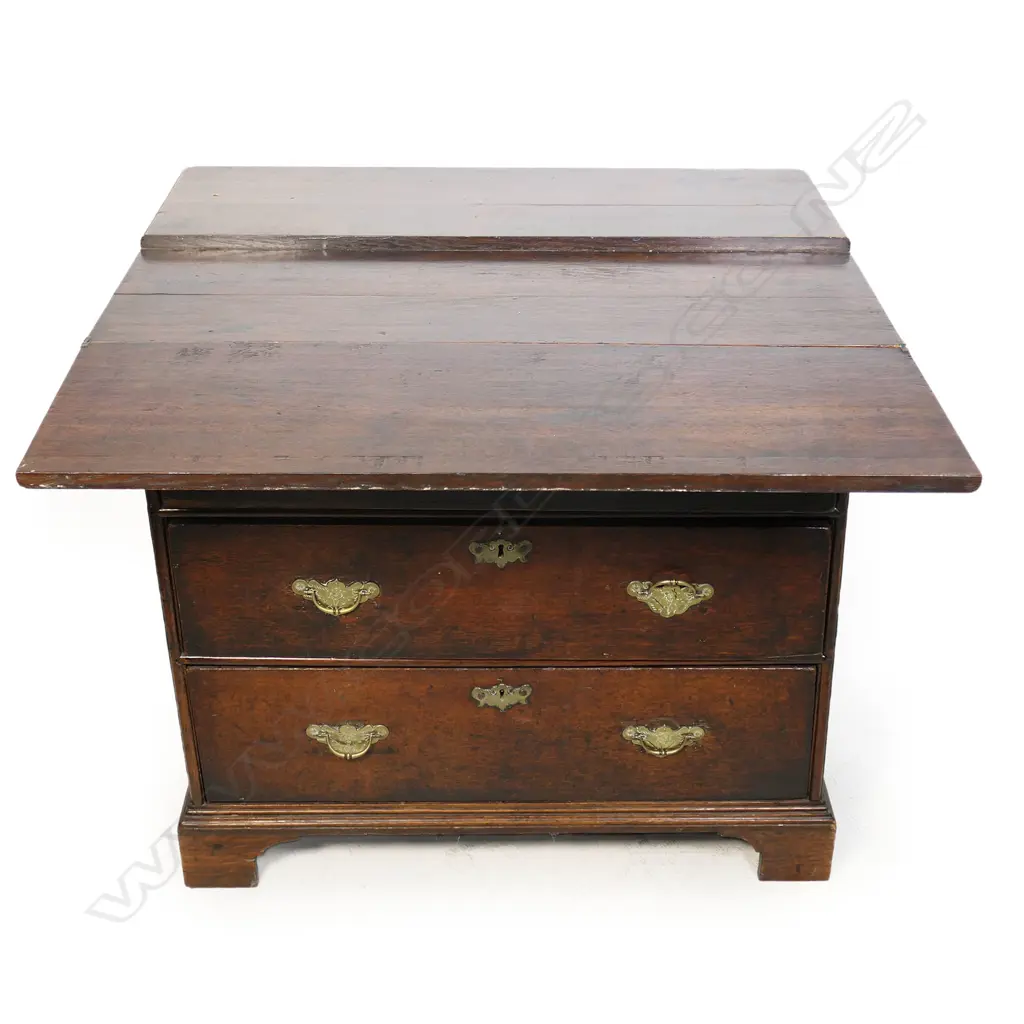An 18thC Georgian oak bachelor's chest, Image 1++