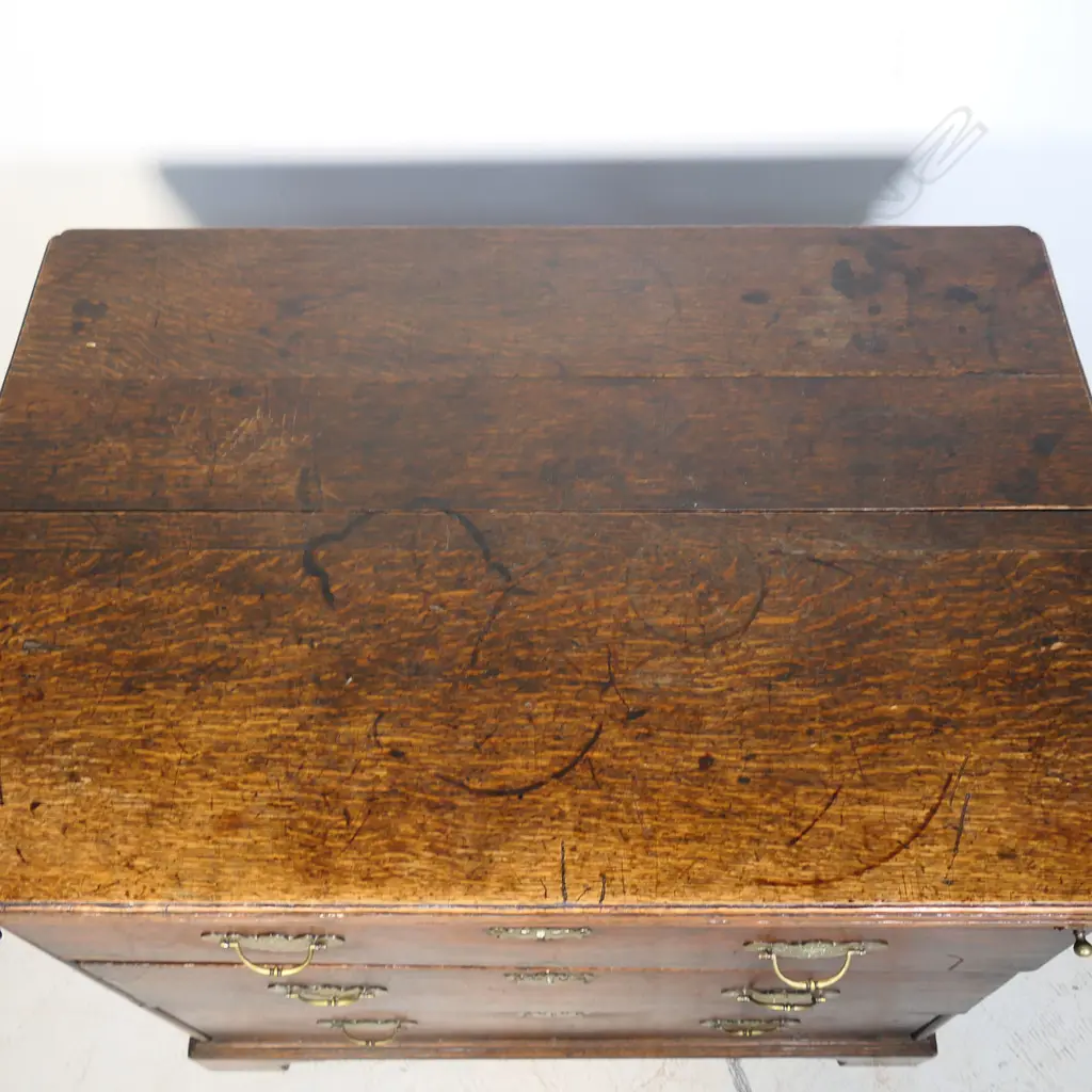 An 18thC Georgian oak bachelor's chest, Image 1++