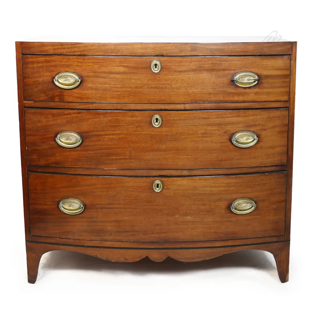 A Georgian mahogany bowfront three drawer chest, Image 1++