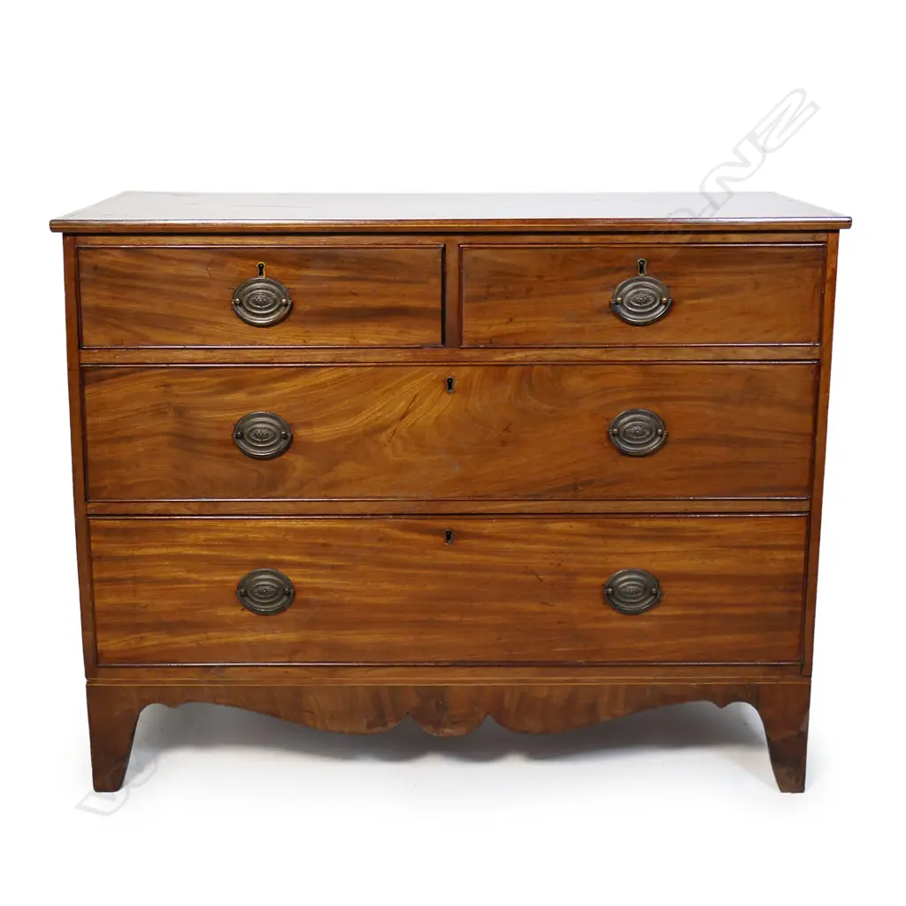 A Georgian mahogany four drawer chest, Image 1++