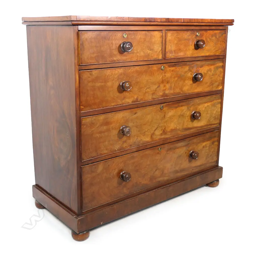 A Victorian mahogany chest of drawers, Image 1++