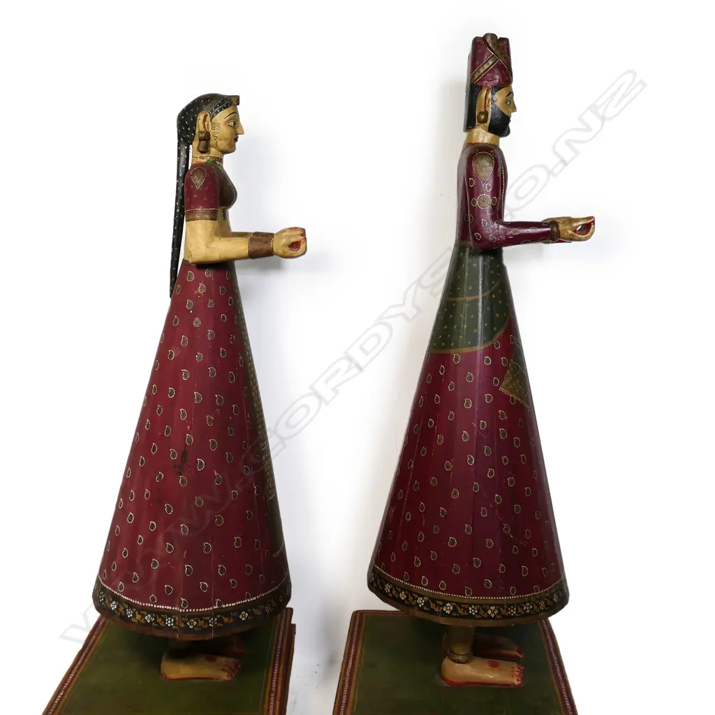 A pair of tall 1920s hand-painted wooden Isar Ganaur Maharaja and Maharani figures, Image 1++