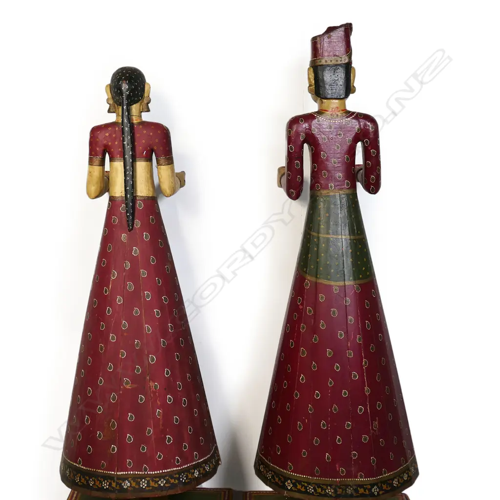 A pair of tall 1920s hand-painted wooden Isar Ganaur Maharaja and Maharani figures, Image 1++